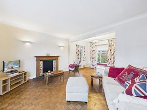 LIVING ROOM- click for photo gallery